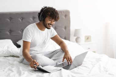 Genç Hintli erkek öğrenci web sitesine katılıyor, e-eğitim.