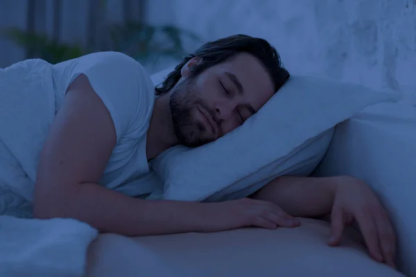 Un tânăr liniștit care doarme singur în pat acasă — Fotografie, imagine de stoc