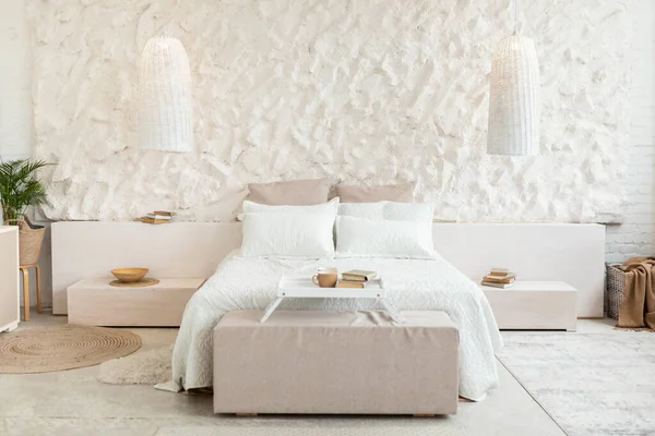 현대 침실에 하얀 벽 과 가구를 넣은 아늑 한 침대 — 스톡 사진