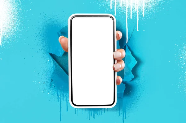 Коллаж руки показывает пустой экран смартфона, прорывающийся сквозь бумагу — стоковое фото