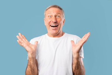 Mutlu olgun adam heyecanla ellerini kaldırıyor.