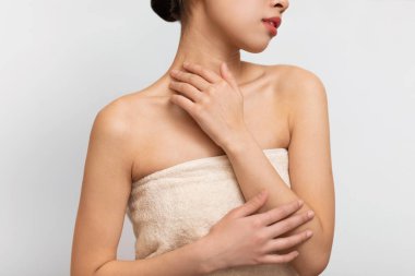 Genç Asyalı bir kadının vücuduna dokunuşunun güzel portresi.