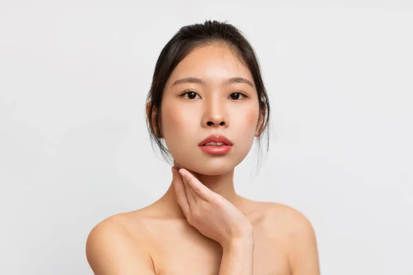 Beauty portrait of young Asian woman posing at camera — Stock Photo, Image