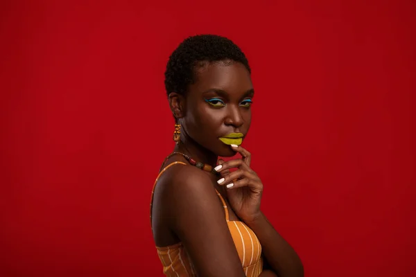 Zbliżenie portret zmysłowy stylowy czarny kobieta na czerwony — Zdjęcie stockowe