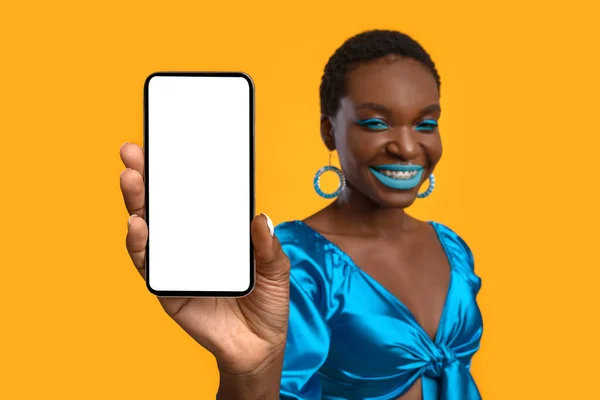 Allegro elegante donna africana americana che mostra il cellulare con schermo bianco — Foto Stock