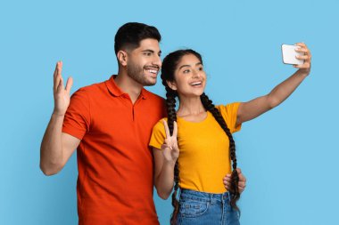 Neşeli Orta Doğulu Çift Selfie Çekmek İçin Akıllı Telefon Kullanıyor