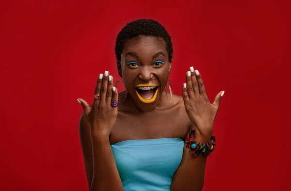 Emotionele Afro-Amerikaanse vrouw toont haar manicure — Stockfoto