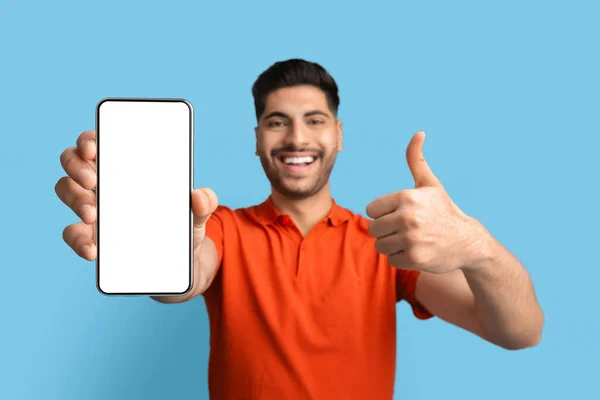 Arab Man Showing Blank Smartphone With White Screen And Gesturing Thumb Up — Foto de Stock