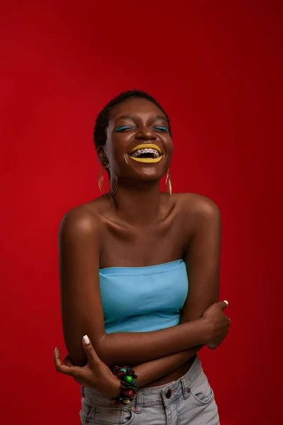 Szoros portré nevető elegáns fekete nő, függőleges lövés — Stock Fotó