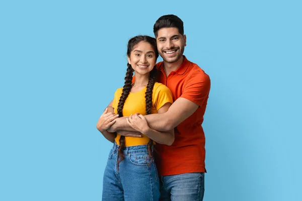 Portrait de heureux jeune couple moyen-oriental embrassant et souriant à la caméra — Photo