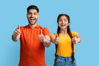 Harika seçim. Pozitif genç orta doğulu çift kameraya el sallıyor.