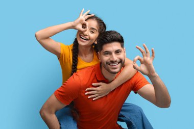 Harika seçim. Neşeli Arap çift iyi hareket ediyor ve birlikte eğleniyorlar.