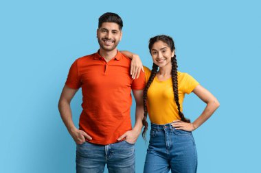 Çekici Arap ve Kadın Portresi Mavi Arkaplanda Poz Veriyor,