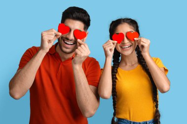 Aşk gözünü kör etmiş. Orta Doğulu Romantik Çift Kırmızı Kalpli Gözleri Kapıyor