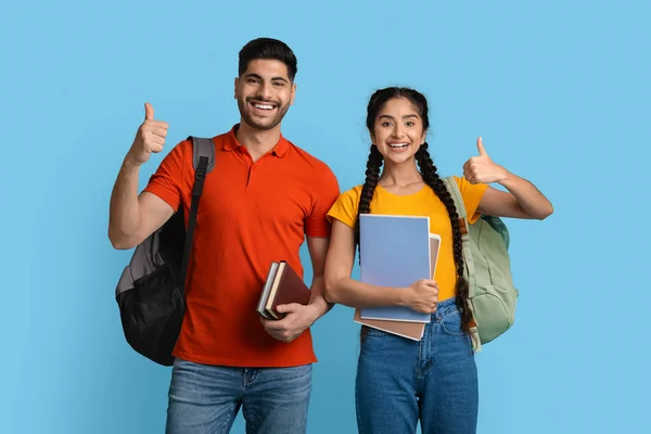 Portrait Of Cheerful Young Arab Students Couple Showing Thumbs Up At Camera — Foto de Stock