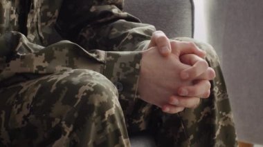 Tanımlanamayan erkek asker elleri, kamuflaj üniforması giyen adam stresli ve gergin, yavaş çekim