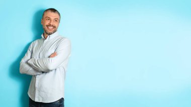 Orta yaşlı adam poz veriyor Mavi Arkaplan, Panorama