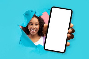 Siyah kadın yırtık kağıtlarla beyaz akıllı telefon ekranı gösteriyor