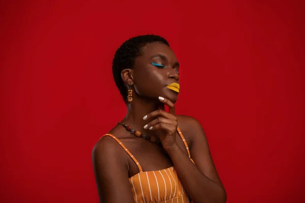 Closeup portrait of attractive bright black woman, copy space — Stok fotoğraf