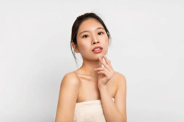 Beauty portrait of young Asian woman posing at camera — Fotografia de Stock