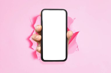 Kağıdı kıran beyaz, boş akıllı telefon ekranı gösteren kişi