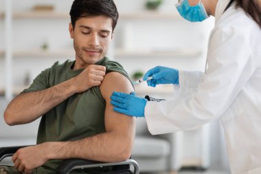 Klinikte Coronavirus 'a karşı aşı olan engelli askerlerin yakınlaştırılması