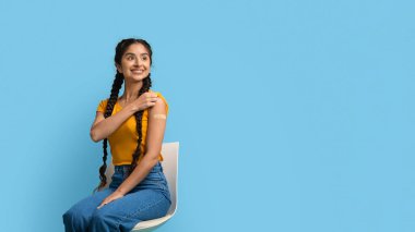 Aşı Kampanyası. Enjeksiyondan sonra Arm Vith Yapıştırıcı Gösteren Güzel Arap Kadın