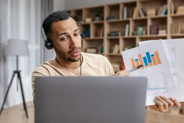 Online meeting. Young arab man showing diagrams to laptop camera during video call, discussing financial reports — Foto de Stock