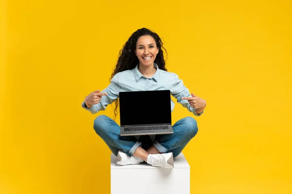 Ευτυχισμένη γυναίκα που δείχνει σε μαύρη άδεια οθόνη laptop — Φωτογραφία Αρχείου