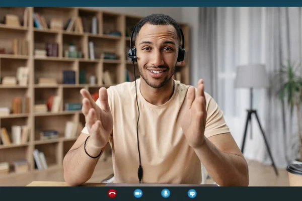 Webbkonferens koncept. Glad arab man gör videosamtal via laptop, prata och gester till webkamera, skärmdump — Stockfoto
