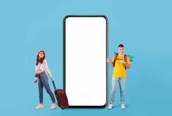 Vacaciones. Gente alegre mostrando un gran teléfono inteligente blanco vacío — Foto de Stock