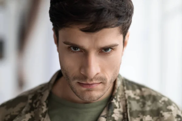 Irritado militar homem olhando para a câmera, close-up tiro — Fotografia de Stock