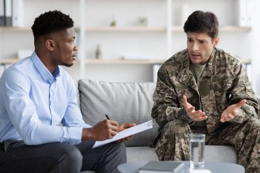 Psikoterapistle konuşurken hareket eden duygusal asker.