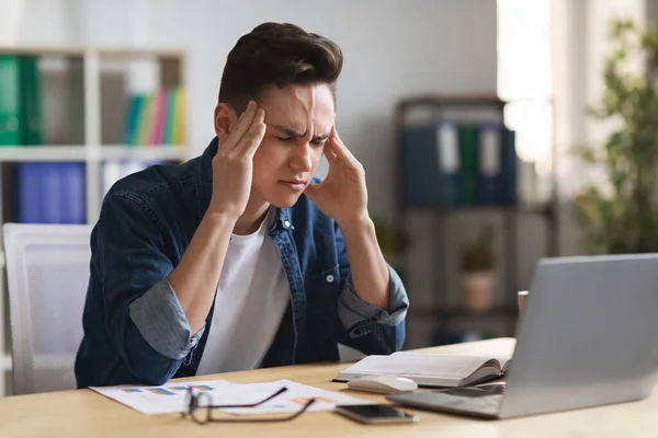 Stressz Fiatal Férfi Vállalkozó Szenvedő Fejfájás Miközben ül íróasztal az irodában — Stock Fotó