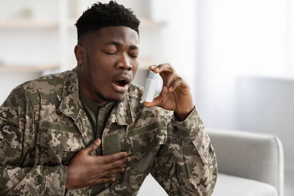 Soldado negro sofrendo de ataque de pânico, usando inalador — Fotografia de Stock