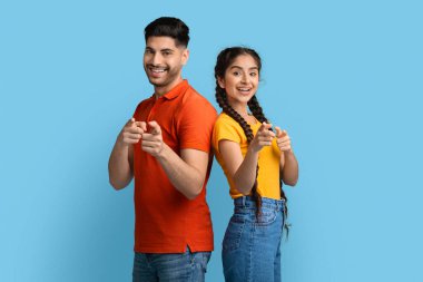 Yakaladım seni. Genç Arap çift kamerayı gösterip gülüyor.