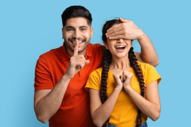 Bil bakalım kim. Heyecanlı kız arkadaşının gözlerini kapayan oyuncu bir Arap.