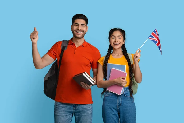 Cheerful Middle Eastern Students Couple Holding British Flag And Showing Thumb Up — Stock fotografie