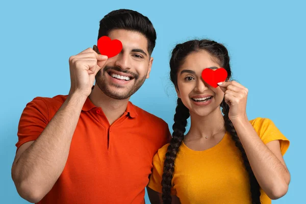 Romantizm kavramı. Sevgi dolu Arap bir çift Kırmızı Kalpli Gözler ve Gülümseyen — Stok fotoğraf