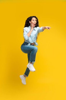 Heyecanlı kadın fotokopi alanını işaret ediyor.