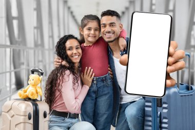 Seyahat uygulaması. Neşeli Orta Doğulu Aile Havalimanında Boş Akıllı Telefon Gösterisi
