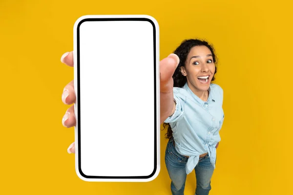 Excited oman showing white empty smartphone screen close to camera — Foto de Stock