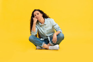 Sıkılmış genç bir kadın, kafa kafaya vermiş.