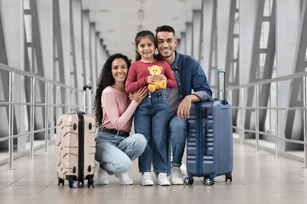 Viaje de vacaciones. Retrato de la feliz familia árabe joven posando en la terminal del aeropuerto — Foto de Stock