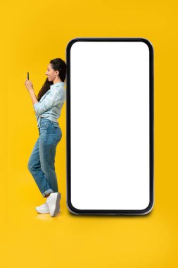 Stüdyoda cep telefonu kullanan mutlu bayan.