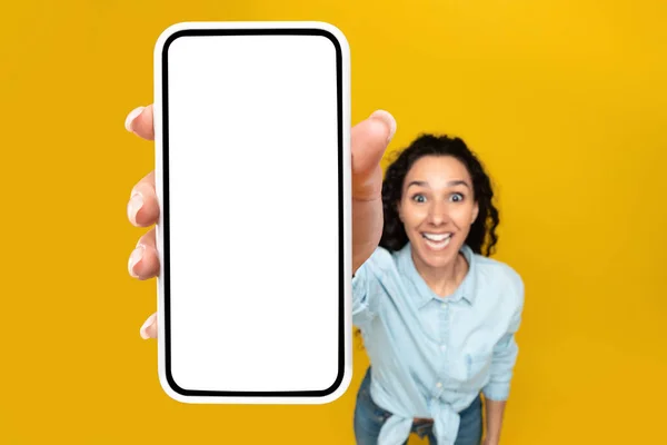 Donna che mostra lo schermo bianco dello smartphone vuoto vicino alla fotocamera — Foto Stock