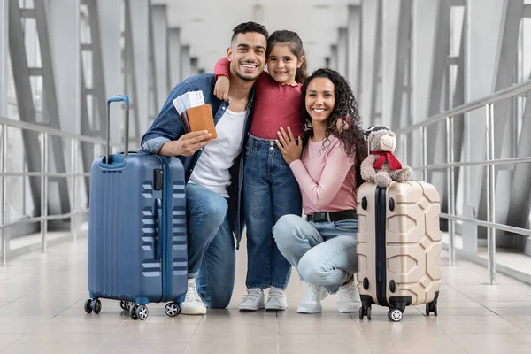 Happy Middle Eastern Family Posing In Airport Terminal While Waiting For Departure — Foto Stock
