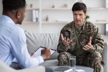 Duygusal asker düşüncelerini psikoterapistle paylaşıyor.