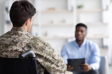 Tanımlanamayan yaralı bir asker psikolog, tekerlekli sandalyede oturuyor.