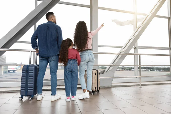 Family Of Three Looking Out Of Window At Airport And Pointing Away — Fotografia de Stock